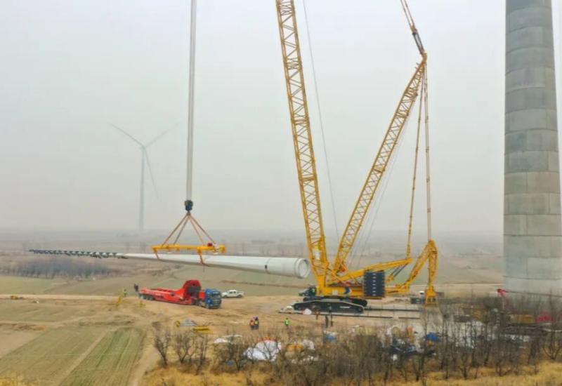 Lattice boom crane installing wind turbine components